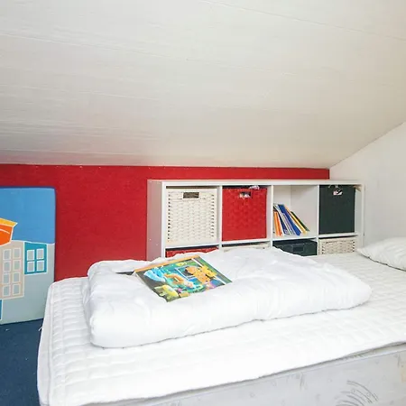 12 Person In Feriehus Oksbøl